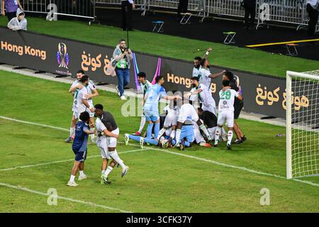 Hongkong, China. August 2025. Die Spieler von Al-Ahli feiern nach dem Finale des Saudi Super Cup zwischen Al-Nassr und Al-Ahli in Hongkong, China, 23. August 2025. Quelle: Zhu Wei/Xinhua/Alamy Live News Stockfoto