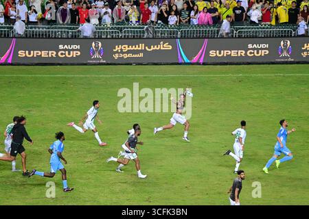 Hongkong, China. August 2025. Die Spieler von Al-Ahli feiern nach dem Finale des Saudi Super Cup zwischen Al-Nassr und Al-Ahli in Hongkong, China, 23. August 2025. Quelle: Zhu Wei/Xinhua/Alamy Live News Stockfoto