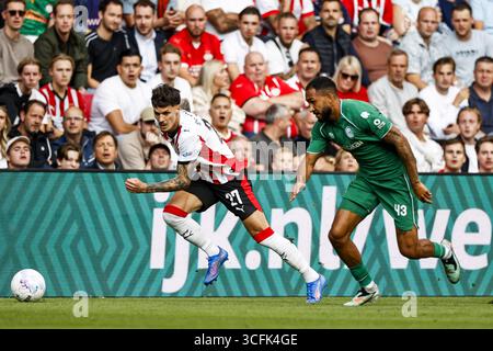 EINDHOVEN - (L-R) Dennis Mann von PSV Eindhoven, Marvin Peersman vom FC Groningen während des niederländischen Eredivisie-Spiels zwischen PSV Eindhoven und FC Groningen im Phillips Stadium am 23. August 2025 in Eindhoven, Niederlande. ANP MAURICE VAN STEEN Stockfoto