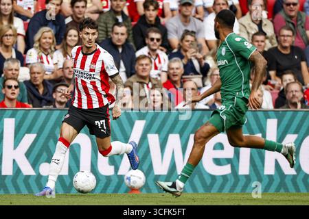 EINDHOVEN - (L-R) Dennis Mann von PSV Eindhoven, Marvin Peersman vom FC Groningen während des niederländischen Eredivisie-Spiels zwischen PSV Eindhoven und FC Groningen im Phillips Stadium am 23. August 2025 in Eindhoven, Niederlande. ANP MAURICE VAN STEEN Stockfoto