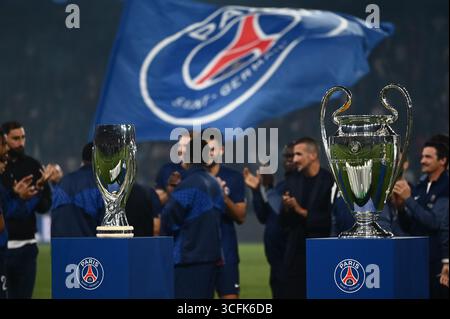 Paris, Frankreich. August 2025. Alle PSG-Trophäen wurden am Ende des Spiels zwischen PSG und Angers SCO im Parc des Princes am 22. August 2025 wieder auf dem Spielfeld vereint. - 22/08/2025 - France/Ile-de-France (Region)/Paris - Julien Mattia/Le Pictorium Credit: LE PICTORIUM/Alamy Live News Stockfoto