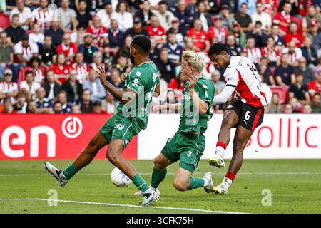 EINDHOVEN - (l-r) Marvin Peersman vom FC Groningen, Thijmen Blokzijl vom FC Groningen, Ryan Flamingo vom PSV Eindhoven während des niederländischen Eredivisie-Spiels zwischen PSV Eindhoven und FC Groningen im Phillips Stadium am 23. August 2025 in Eindhoven, Niederlande. ANP MAURICE VAN STEEN Stockfoto
