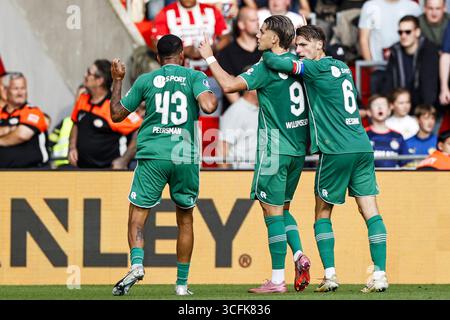 EINDHOVEN - (L-R) Marvin Peersman vom FC Groningen, Brynjolfur Andersen Willumsson vom FC Groningen und Stije Resink vom FC Groningen feiern das Unentschieden 1-1 während des niederländischen Eredivisie-Spiels zwischen PSV Eindhoven und FC Groningen am 23. August 2025 im Phillips Stadium in Eindhoven, Niederlande. ANP MAURICE VAN STEEN Stockfoto