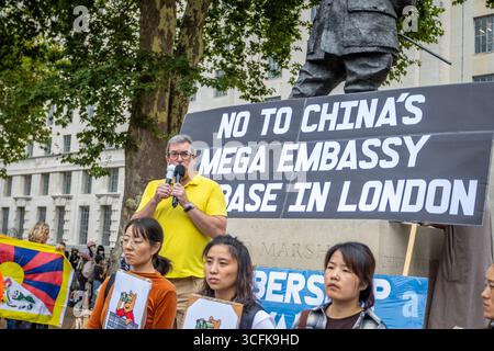 Hong Kongers und Mitglieder der chinesischen Diaspora versammelten sich in Zentral-London, um gegen den geplanten Bau einer chinesischen Mega-Botschaft zu protestieren. Demonstranten äußerten Bedenken über Pekings Einfluss und sprachen Menschenrechtsfragen an und forderten die britische Regierung auf, das Projekt einzustellen. Stockfoto