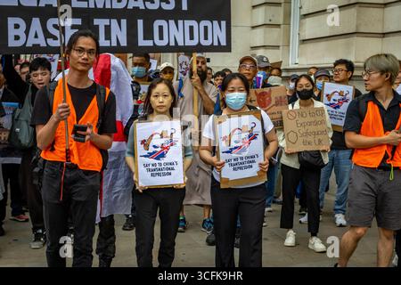 Hong Kongers und Mitglieder der chinesischen Diaspora versammelten sich in Zentral-London, um gegen den geplanten Bau einer chinesischen Mega-Botschaft zu protestieren. Demonstranten äußerten Bedenken über Pekings Einfluss und sprachen Menschenrechtsfragen an und forderten die britische Regierung auf, das Projekt einzustellen. Stockfoto