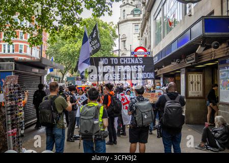 Hong Kongers und Mitglieder der chinesischen Diaspora versammelten sich in Zentral-London, um gegen den geplanten Bau einer chinesischen Mega-Botschaft zu protestieren. Demonstranten äußerten Bedenken über Pekings Einfluss und sprachen Menschenrechtsfragen an und forderten die britische Regierung auf, das Projekt einzustellen. Stockfoto