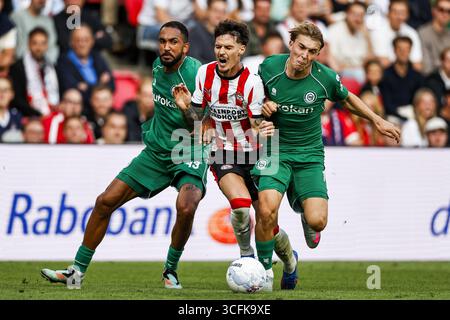 EINDHOVEN - (L-R) Marvin Peersman vom FC Groningen, Dennis man vom PSV Eindhoven und Jorg Schreuders vom FC Groningen während des niederländischen Eredivisie-Spiels zwischen PSV Eindhoven und FC Groningen im Phillips-Stadion am 23. August 2025 in Eindhoven, Niederlande. ANP MAURICE VAN STEEN Stockfoto