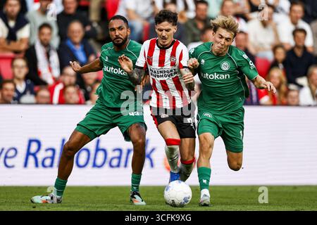 EINDHOVEN - (L-R) Marvin Peersman vom FC Groningen, Dennis man vom PSV Eindhoven und Jorg Schreuders vom FC Groningen während des niederländischen Eredivisie-Spiels zwischen PSV Eindhoven und FC Groningen im Phillips-Stadion am 23. August 2025 in Eindhoven, Niederlande. ANP MAURICE VAN STEEN Stockfoto