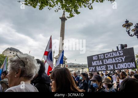 Hong Kongers und Mitglieder der chinesischen Diaspora versammelten sich in Zentral-London, um gegen den geplanten Bau einer chinesischen Mega-Botschaft zu protestieren. Demonstranten äußerten Bedenken über Pekings Einfluss und sprachen Menschenrechtsfragen an und forderten die britische Regierung auf, das Projekt einzustellen. Stockfoto
