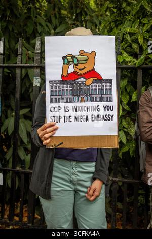 Hong Kongers und Mitglieder der chinesischen Diaspora versammelten sich in Zentral-London, um gegen den geplanten Bau einer chinesischen Mega-Botschaft zu protestieren. Demonstranten äußerten Bedenken über Pekings Einfluss und sprachen Menschenrechtsfragen an und forderten die britische Regierung auf, das Projekt einzustellen. Stockfoto