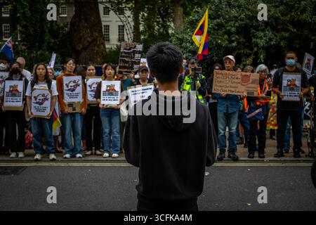 Hong Kongers und Mitglieder der chinesischen Diaspora versammelten sich in Zentral-London, um gegen den geplanten Bau einer chinesischen Mega-Botschaft zu protestieren. Demonstranten äußerten Bedenken über Pekings Einfluss und sprachen Menschenrechtsfragen an und forderten die britische Regierung auf, das Projekt einzustellen. Stockfoto