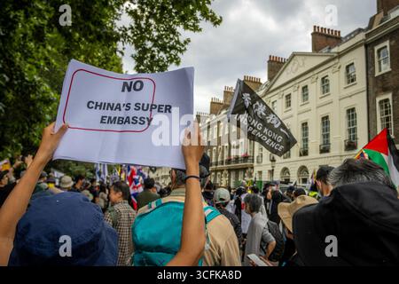 Hong Kongers und Mitglieder der chinesischen Diaspora versammelten sich in Zentral-London, um gegen den geplanten Bau einer chinesischen Mega-Botschaft zu protestieren. Demonstranten äußerten Bedenken über Pekings Einfluss und sprachen Menschenrechtsfragen an und forderten die britische Regierung auf, das Projekt einzustellen. Stockfoto