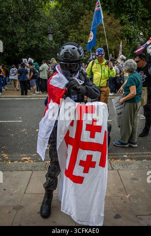 Hong Kongers und Mitglieder der chinesischen Diaspora versammelten sich in Zentral-London, um gegen den geplanten Bau einer chinesischen Mega-Botschaft zu protestieren. Demonstranten äußerten Bedenken über Pekings Einfluss und sprachen Menschenrechtsfragen an und forderten die britische Regierung auf, das Projekt einzustellen. Stockfoto