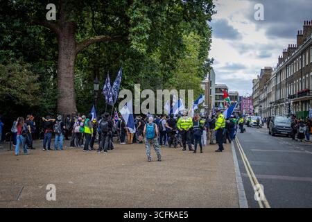 Hong Kongers und Mitglieder der chinesischen Diaspora versammelten sich in Zentral-London, um gegen den geplanten Bau einer chinesischen Mega-Botschaft zu protestieren. Demonstranten äußerten Bedenken über Pekings Einfluss und sprachen Menschenrechtsfragen an und forderten die britische Regierung auf, das Projekt einzustellen. Stockfoto