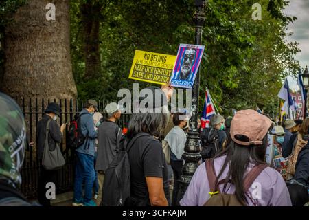 Hong Kongers und Mitglieder der chinesischen Diaspora versammelten sich in Zentral-London, um gegen den geplanten Bau einer chinesischen Mega-Botschaft zu protestieren. Demonstranten äußerten Bedenken über Pekings Einfluss und sprachen Menschenrechtsfragen an und forderten die britische Regierung auf, das Projekt einzustellen. Stockfoto