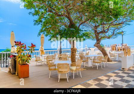 Straßenrestaurant Café im Freien auf mediterranem Balkon El Castell Altstadt Benidorm Altstadt Altstadt von Benidorm Altstadt mit Blick auf Mittelmeer azurblaues Wasser in s Stockfoto
