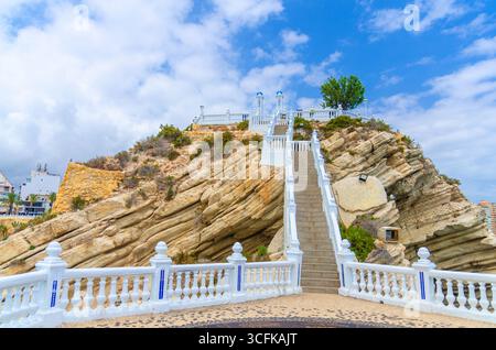 Mediterraner Balkon Balcon del Mediterraneo und Treppe zum Felsen in El Castell Altstadt Benidorm Altstadt Altstadt Altstadt von Benidorm im Sommer, Valencia Comm Stockfoto