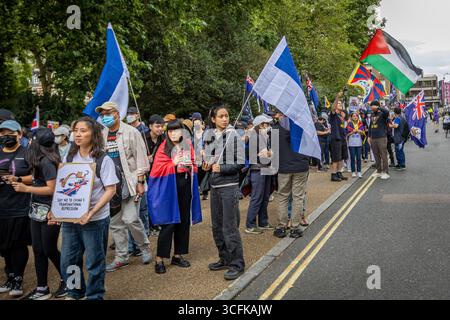 Hong Kongers und Mitglieder der chinesischen Diaspora versammelten sich in Zentral-London, um gegen den geplanten Bau einer chinesischen Mega-Botschaft zu protestieren. Demonstranten äußerten Bedenken über Pekings Einfluss und sprachen Menschenrechtsfragen an und forderten die britische Regierung auf, das Projekt einzustellen. Stockfoto