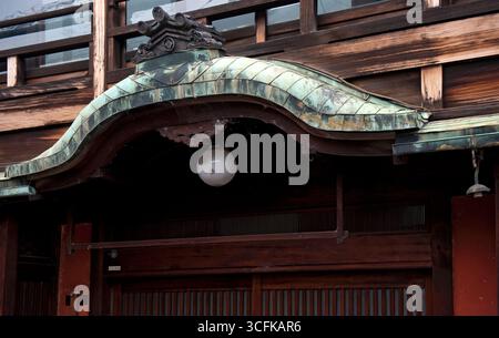 Traditioneller japanischer Architektur, Kupferdach mit Vordach in einem Bordell im ehemaligen Gojo Rakuen Pleasure Viertel von Kyoto, Japan. Stockfoto