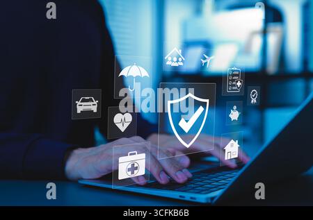 Versicherungskonzept. Eine Person, die einen Laptop mit verschiedenen digitalen Symbolen verwendet, die verschiedene Arten von Versicherungen darstellen, wie Gesundheit, Zuhause, Auto, Reise, Stockfoto