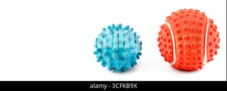 Kugeln Spielzeug für Hund und Katze auf weißem Hintergrund. Breites Foto. Freier Platz für Text. Stockfoto