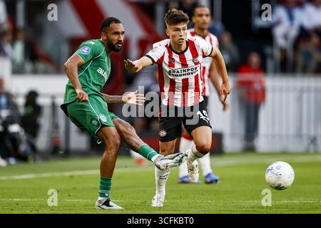 EINDHOVEN - (l-r) Marvin Peersman vom FC Groningen, Esmir Bajraktarevic vom PSV Eindhoven während des niederländischen Eredivisie-Spiels zwischen PSV Eindhoven und FC Groningen im Phillips Stadium am 23. August 2025 in Eindhoven, Niederlande. ANP MAURICE VAN STEEN Stockfoto