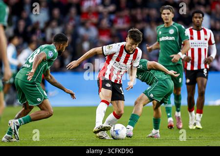 EINDHOVEN - (l-r) Marvin Peersman vom FC Groningen, Esmir Bajraktarevic vom PSV Eindhoven, Jorg Schreuders vom FC Groningen während des niederländischen Eredivisie-Spiels zwischen PSV Eindhoven und FC Groningen im Phillips-Stadion am 23. August 2025 in Eindhoven, Niederlande. ANP MAURICE VAN STEEN Stockfoto