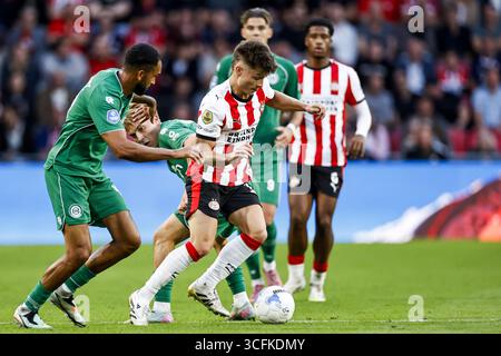 EINDHOVEN - (l-r) Marvin Peersman vom FC Groningen, Jorg Schreuders vom FC Groningen, Esmir Bajraktarevic vom PSV Eindhoven während des niederländischen Eredivisie-Spiels zwischen PSV Eindhoven und FC Groningen im Phillips-Stadion am 23. August 2025 in Eindhoven, Niederlande. ANP MAURICE VAN STEEN Stockfoto