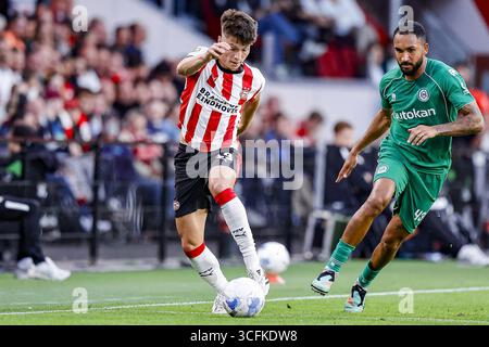 Eindhoven, Niederlande. August 2025. EINDHOVEN, 23-08-2025, Philips Stadion, Saison 2025/2026, niederländischer Eredivisie Football, Spiel zwischen PSV und FC Groningen, Fotoshows, PSV-Spieler Esmir Bajraktarevic und FC Groningen Spieler Marvin Peersman Credit: Pro Shots/Alamy Live News Stockfoto