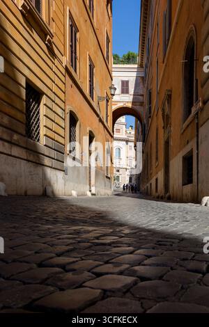 Rom, Italien - 16. August 2019: Blick auf eine Straße im Zentrum von Rom Stockfoto