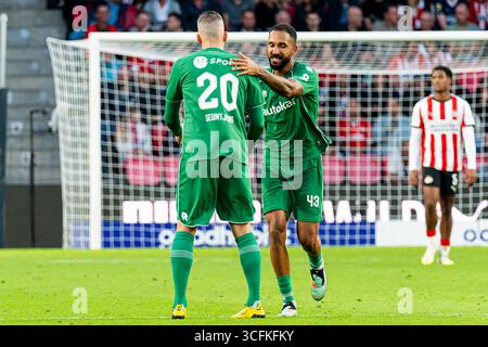 Eindhoven, Niederlande. August 2025. EINDHOVEN, NIEDERLANDE - 23. AUGUST: Mats Seuntjens vom FC Groningen feiert mit Marvin Peersman vom FC Groningen, nachdem er sein Team beim niederländischen Eredivisie-Spiel zwischen PSV und FC Groningen am 23. August 2025 im Philips Stadion in Eindhoven, Niederlande, das zweite Tor erzielte. (Foto: Kevin Senders/Orange Pictures) Credit: Orange Pics BV/Alamy Live News Stockfoto