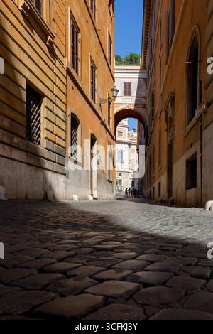 Rom, Italien - 16. August 2019: Blick auf eine Straße im Zentrum von Rom Stockfoto
