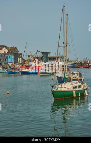 Fischerboote aller Formen und Größen im Hafen von Brixham, Devon Stockfoto