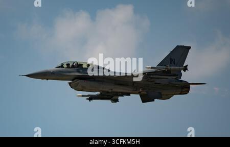 Ein Pilot der US Air Force, der der 163rd Fighter Squadron und Brig zugeteilt wurde. General Michael Stohler, stellvertretender Adjutant General der Luftfahrt, Indiana Air National Stockfoto