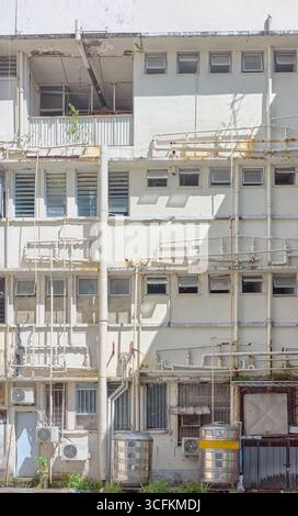 Alte Gebäudewand mit Rohrsystem. Stockfoto