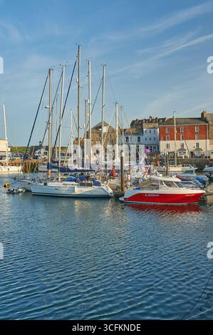 Segelboote liegen im inneren Hafen von Padstow, Cornwall Stockfoto