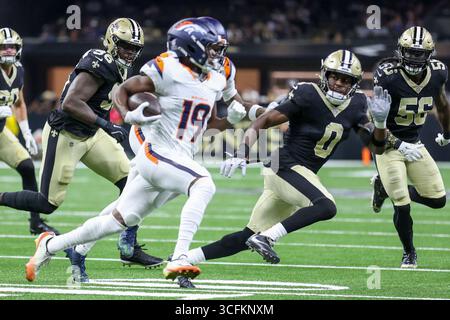 New Orleans, Usa. August 2025. Ugo Amadi (0) jagt während eines NFL-Vorsaisonspiels am Samstag, den 23. August 2025 im Caesars Superdome in New Orleans, Louisiana, nach Denver Broncos Wide Receiver Marvin Mims Jr. (19). (Foto: Peter G. Forest/SIPA USA) Credit: SIPA USA/Alamy Live News Stockfoto
