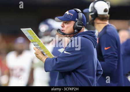 New Orleans, Usa. August 2025. Sean Payton, Cheftrainer der Denver Broncos, ruft während eines NFL-Vorsaisonspiels am Samstag, den 23. August 2025 im Caesars Superdome in New Orleans, Louisiana, ein Stück aus seinem Spielbogen hervor. (Foto: Peter G. Forest/SIPA USA) Credit: SIPA USA/Alamy Live News Stockfoto