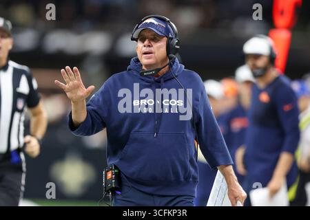 New Orleans, Usa. August 2025. Sean Payton, Cheftrainer der Denver Broncos, reagiert auf ein Spiel während eines NFL-Vorsaisonspiels am Samstag, den 23. August 2025 im Caesars Superdome in New Orleans, Louisiana. (Foto: Peter G. Forest/SIPA USA) Credit: SIPA USA/Alamy Live News Stockfoto