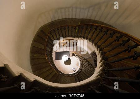 Alte Wendeltreppe, Blick von oben. Stockfoto