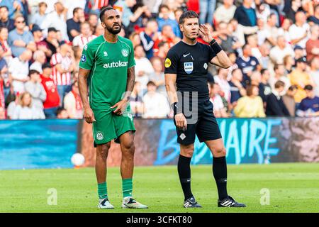 Eindhoven, Niederlande. August 2025. EINDHOVEN, NIEDERLANDE - 23. AUGUST: Schiedsrichter Danny Makkelie und Marvin Peersman vom FC Groningen erwarten die VAR-Bewertung während des niederländischen Eredivisie-Spiels zwischen PSV und FC Groningen im Philips Stadion am 23. August 2025 in Eindhoven, Niederlande. (Foto: Kevin Senders/Orange Pictures) Credit: Orange Pics BV/Alamy Live News Stockfoto