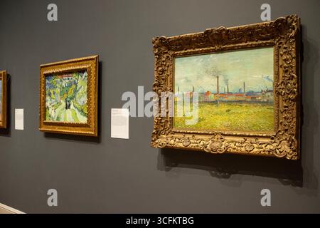 Zwei Gemälde von Vincent Van Gogh: Treppenhaus in Auvers und Fabriken in Clichy. Ausgestellt im St. Louis Art Museum in Missouri, USA. Stockfoto