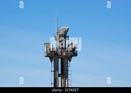 Mobilfunk-Turm in Nahaufnahme zum blauen Himmel. Stockfoto