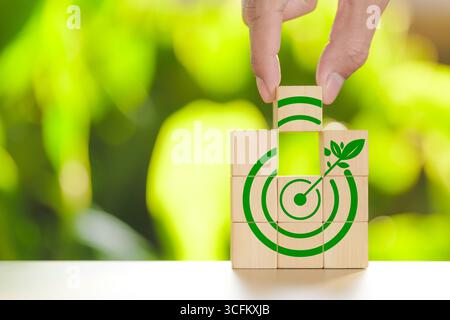Konzept zur Reduzierung der CO2-Emissionen. Symbol für CO2-Neutralität 2050-Ziel. CO2-Neutralität, Ziel von Net Null, Klimawandel, nachhaltige Energie, Kohlenstoff f Stockfoto