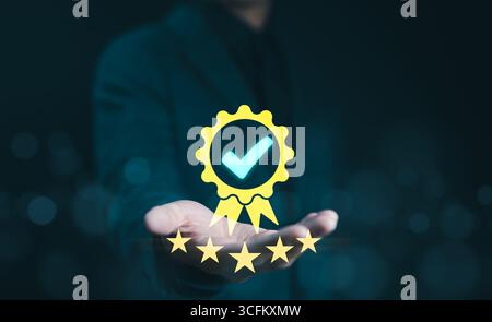 Hand zeigt das Zeichen des Top Service Qualitätssicherung 5 Sterne, Garantie, Standards, ISO-Zertifizierung und Standardisierungskonzept. Führung Stockfoto