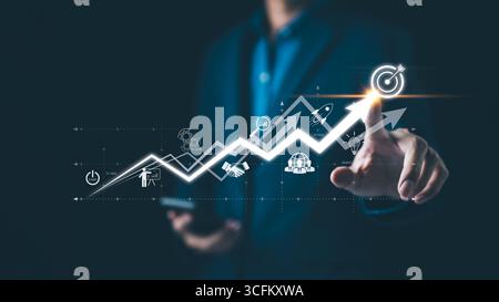 Start-up-Unternehmen und Investitionskonzept. Geschäftsmann berührt die wachsende Geschäftsgrafik. Planung und Aufnahme von Unternehmensgründungen, Stockfoto
