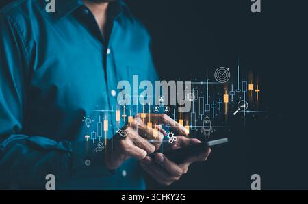 Geschäftsmann analysiert Börsenanlagedaten mit virtuellen Kerzendiagrammen und Geschäftssymbolen. Devisen, Handelsfonds, Kryptogeld, Stockfoto