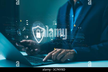 Datenschutzkonzept für Cybersicherheit. Professioneller Benutzer, der einen Laptop mit virtuellem Schutzschild verwendet, der Online-Datensicherheit für den Cyberschutz darstellt Stockfoto