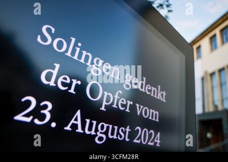 Solingen, Deutschland. August 2025. Auf dem Schauplatz des Angriffs steht: "Solingen gedenkt an die Opfer des Terroranschlags vom 23. August 2024". Quelle: Thomas Banneyer/dpa/Alamy Live News Stockfoto