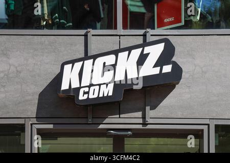 Hamburg, Deutschland - 23. August 2025: Moderne Gebäudefassade mit dem Logo von KICKZ.COM, einem beliebten Online-Händler für Sneakers und Streetwear Stockfoto
